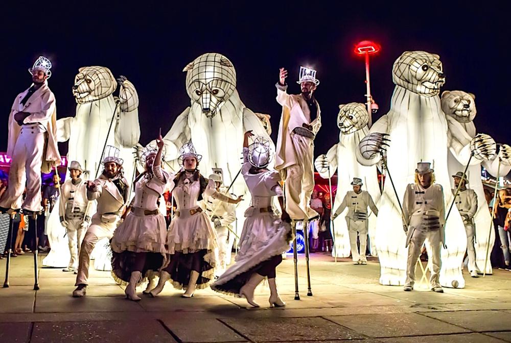 theaterfestival "deventer op stelten" viert geschiedenis van de stad