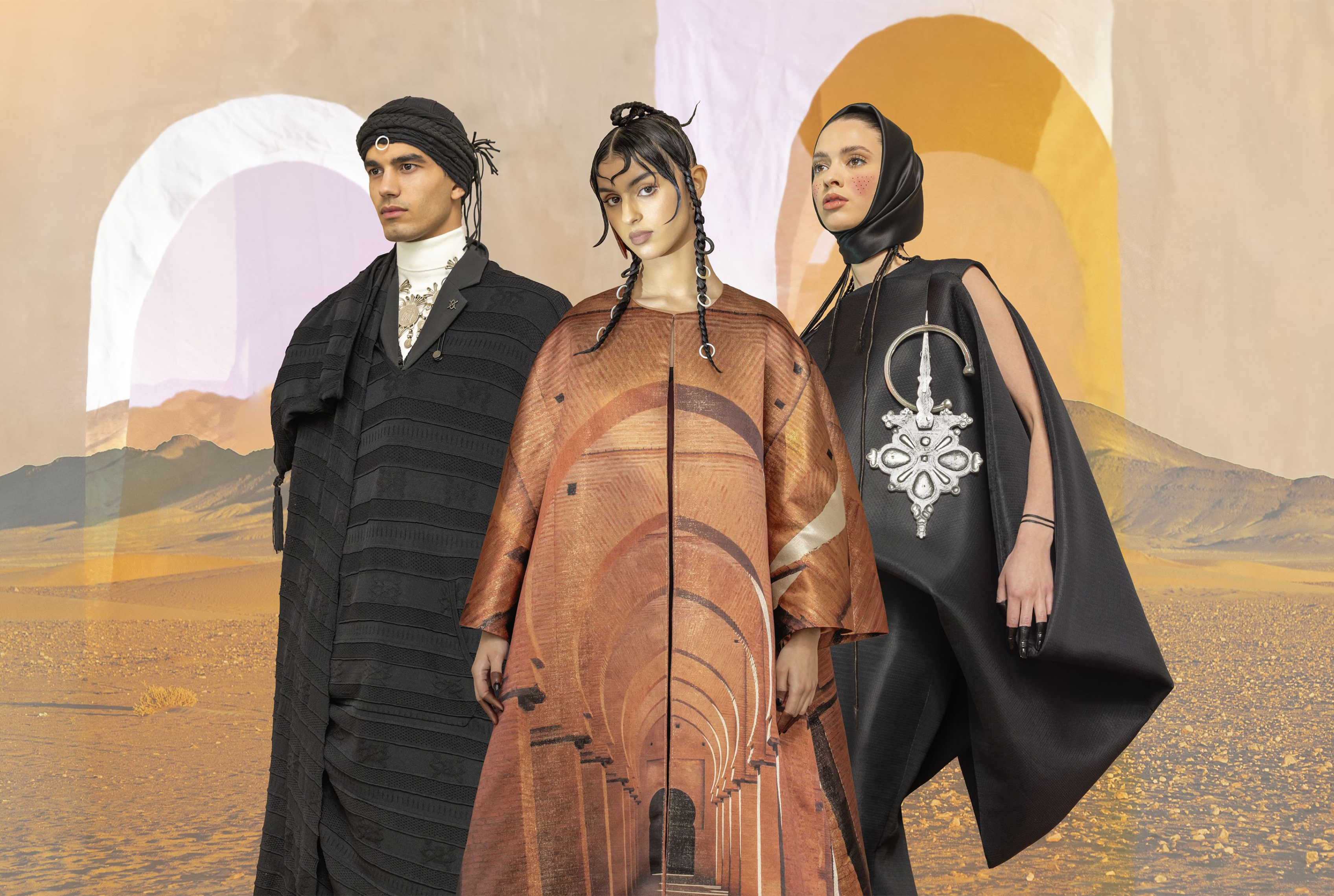 Figuur 1: Beeldcredit Modellen Saïf, Safae en Yasmina (van links naar rechts) voor MOḌA – Moroccan Fashion Statements, 2024 © Centraal Museum Utrecht / DAR Cultural Agency /Sharon Jane D